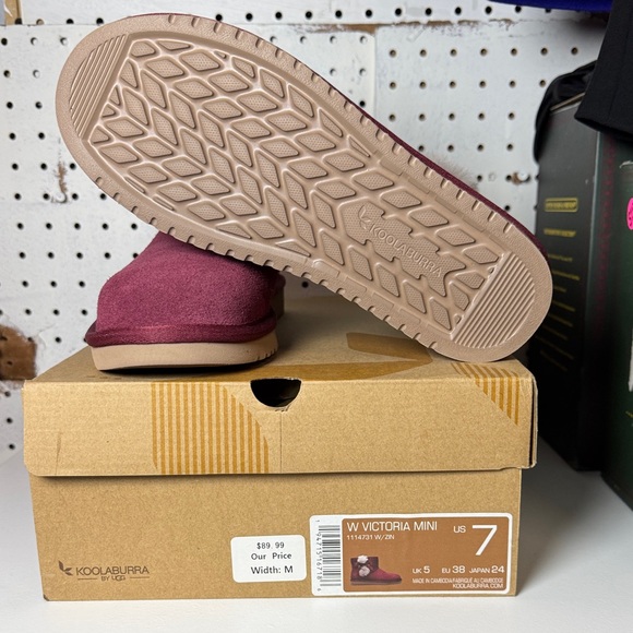 Koolaburra UGG Victoria Mini Ankle Boots in Burgundy and Tan - Picture 5 of 6